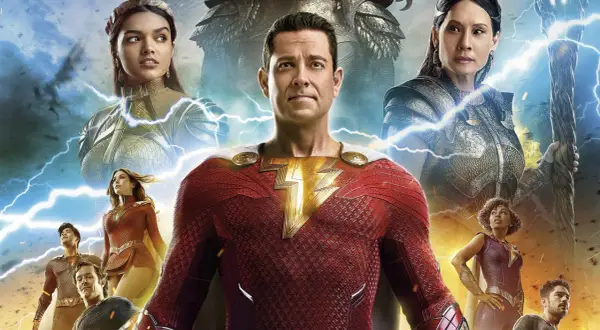 Shazam! Gniew bogów: obsada filmu z superbohaterami w strojach, otoczona błyskawicami.