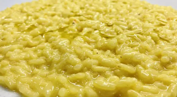 Un cremoso risotto al limone, profumato e invitante, pronto per essere gustato.