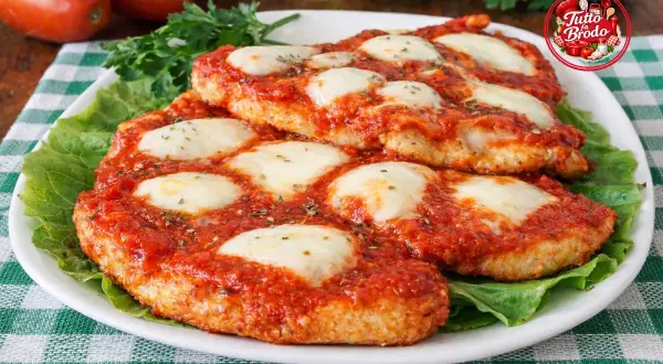 Fettine alla pizzaiola con mozzarella filante, un classico piatto italiano che conquista al primo assaggio.
