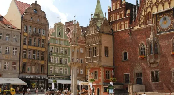 Rynek we Wrocławiu, jednym z największych miast w Polsce, z kolorowymi kamienicami i ratuszem.