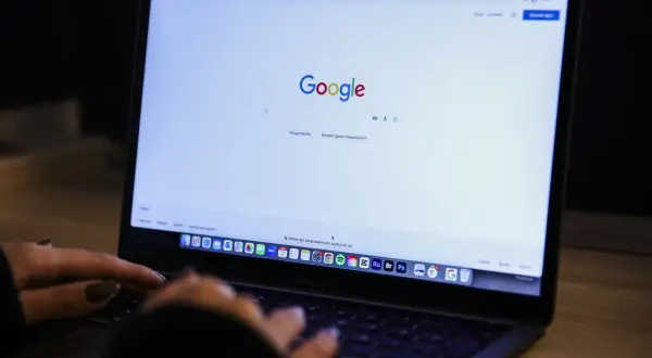Osoba wpisuje w wyszukiwarkę Google frazę "jak zablokować ai w google", szukając informacji o ograniczeniu sztucznej inteligencji.