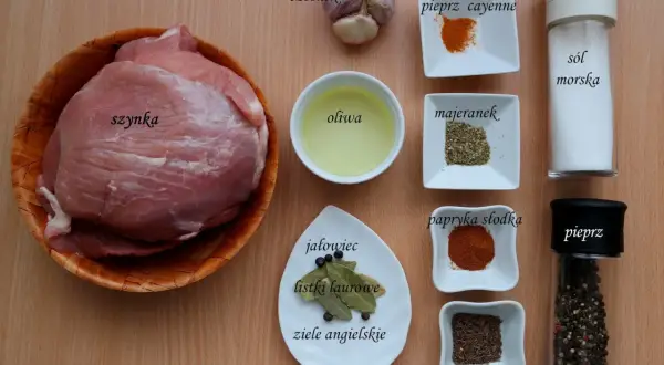 Soczysta szynka pieczona w rękawie z czosnkiem, majerankiem, jałowcem, liśćmi laurowymi, zielem angielskim, kminkiem, solą, pieprzem i papryką.