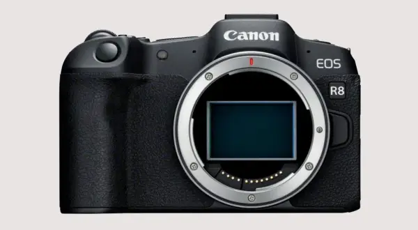 Czarny aparat Canon EOS R8 z widocznym sensorem.