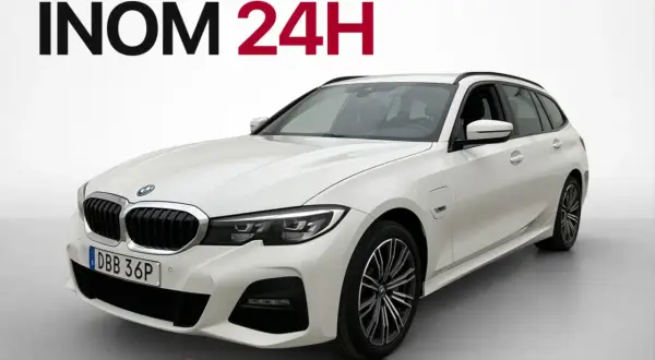 Vit, begagnad BMW 330e kombi med texten "Hemleverans i Sverige inom 24h".