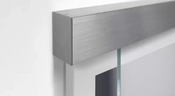 Détail d'un encadrement de porte en métal brossé, prêt à enlever.