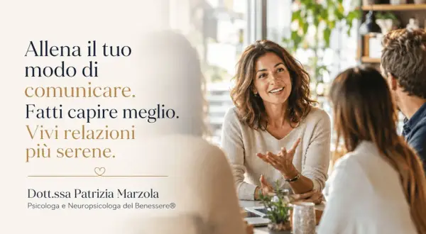 Una donna sorride mentre parla con altri, evidenziando l'importanza della comunicazione per relazioni più serene.