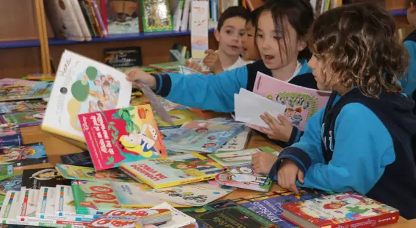 Niños exploran libros, una forma divertida de mejorar la comprensión lectora.