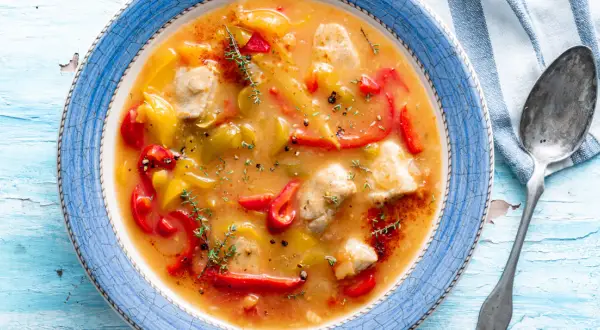 Pyszna zupa gyros Ania gotuje, pełna kawałków kurczaka i kolorowej papryki w aromatycznym sosie.