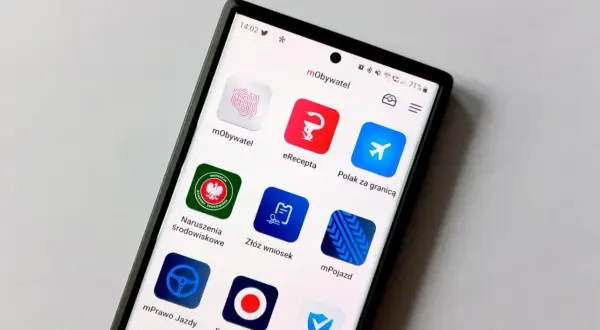 Aplikacja mObywatel na telefonie, z ikoną samolotu "Polak za granicą", idealna dla każdego mobywatela na lotnisku.