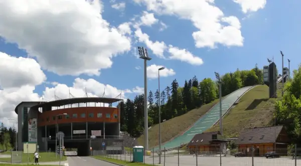 Wisła: skocznia narciarska i nowoczesny kompleks sportowy. Zwiedzanie tego miejsca to świetny pomysł na aktywny wypoczynek.