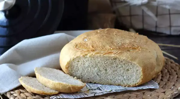 Un pain artisanal, coupé en tranches, posé sur du papier journal. Une question se pose : pourquoi mon pain ne lève pas ?