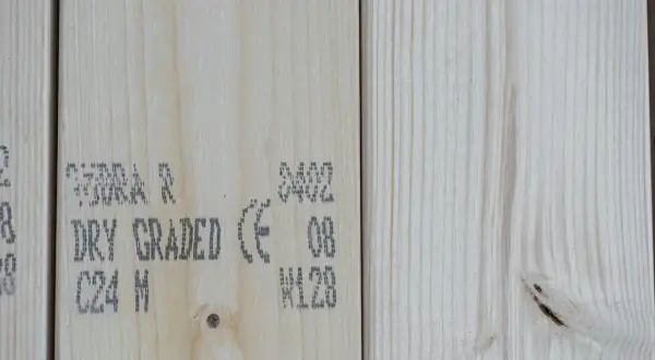 Drewno C24 z oznaczeniem "DRY GRADED" świadczy o jego wytrzymałości na zginanie, idealne do konstrukcji.