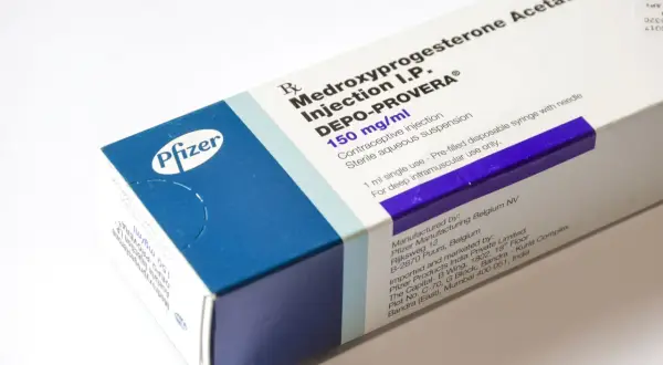 Opakowanie leku Depo-Provera 150 mg/ml. Zastanawiasz się, ile kosztuje zastrzyk antykoncepcyjny dla psa?