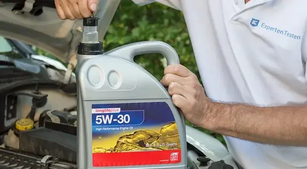 5W-30 Motoröl Test: Die besten Öle & worauf Sie achten müssen