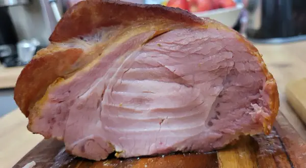 Pyszny, uwędzony schab na desce. Idealny do wędzenia, by uzyskać soczyste i aromatyczne mięso.
