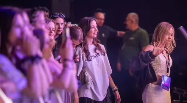 Młode kobiety na koncercie, czekające na występ. W tle widać innych uczestników. To z pewnością niezapomniany festiwal ekipy 2026!