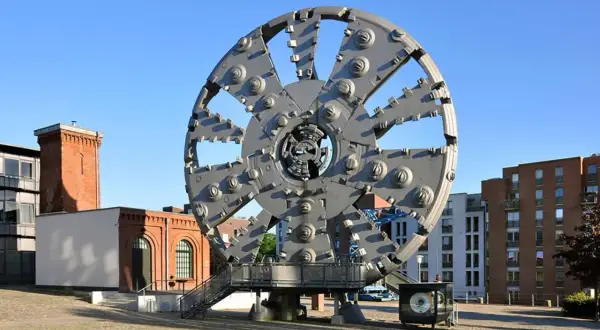 Riesiges Tunnelbohrrad-Kunstwerk in Hamburg. Die "Trude" steht als Denkmal für den Bau des Elbtunnels.