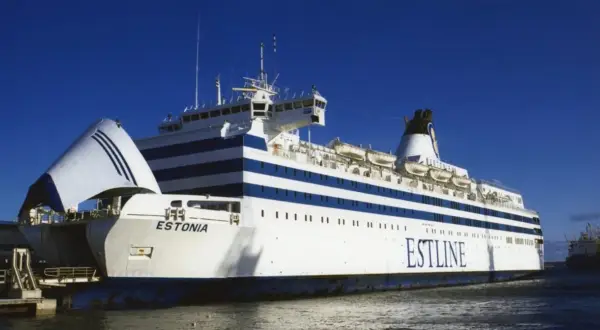 Prom Estonia, statek pasażerski, który zatonął w katastrofie w 1994 roku, cumuje w porcie.