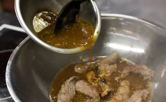 Ostra wieprzowina na ostro – prosty przepis na pyszne danie