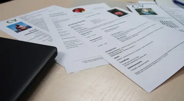 Jak napisać skuteczne CV do czego daze w pracy, unikaj tych błędów