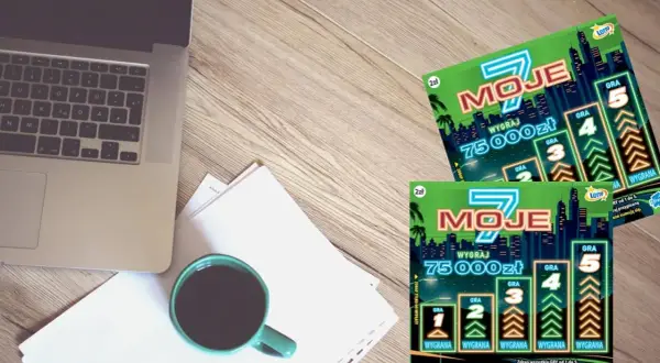 Laptop, kawa i zdrapki Lotto "Moje 7" z szansą na wygraną 75000 zł. Czy to klucz do tego, jak wygrać w zdrapki?