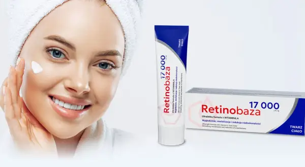 Uśmiechnięta kobieta z ręcznikiem na głowie aplikuje krem. Retinobaza 17000 krem na co pomaga? Wygładza, rewitalizuje i redukuje niedoskonałości.