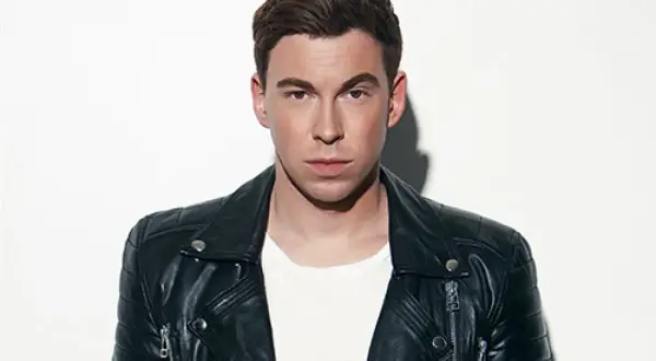 DJ Hardwell w czarnej ramonesce, gotowy na koncert w Polsce.