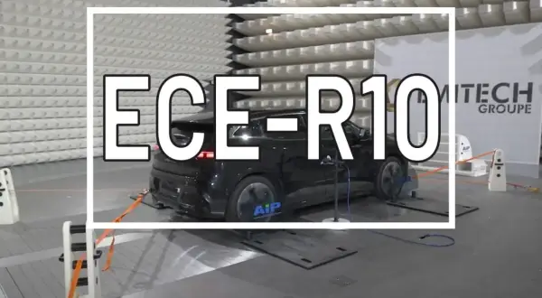Voiture noire dans une chambre anéchoïque pour la certification ECE-R10.