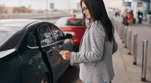 Tani parking lotnisko Poznań – jak zaoszczędzić na postoju?