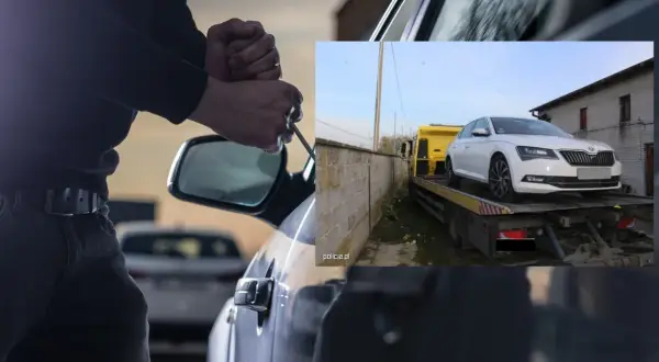 Złodziej próbuje włamać się do auta, które może należeć do najczęściej kradzionych aut. Na drugim planie biały samochód na lawecie.
