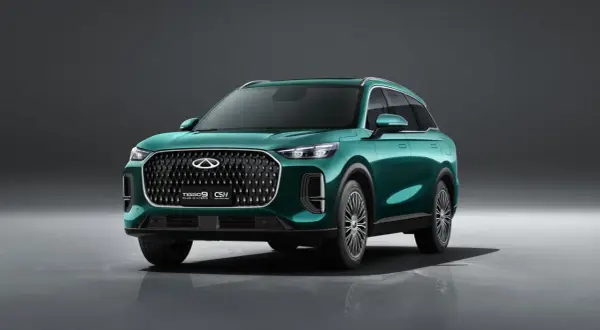 Elegancki, zielony SUV Chery Tiggo 9 Plug-in Hybrid prezentuje się nowocześnie na tle szarym.