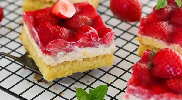 Omas Erdbeerkuchen vom Blech: saftiger Boden, cremige Schicht und frische Erdbeeren unter glänzendem Tortenguss. Ein Genuss!