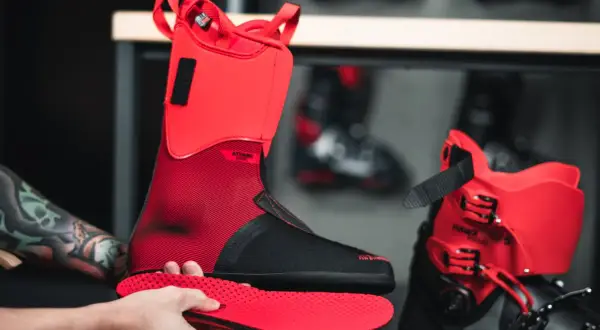 Czerwone buty narciarskie Atomic Hawk Prime, z czarną wkładką, gotowe do sezonu. Zastanawiasz się, ile ważą buty narciarskie?