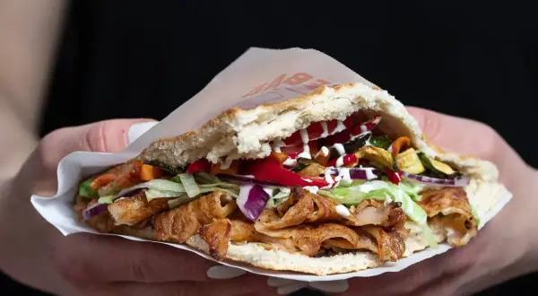 Apetyczny kebab z kurczakiem, warzywami i sosami. Czy kebab jest zdrowy? Zależy od składników i sposobu przygotowania.