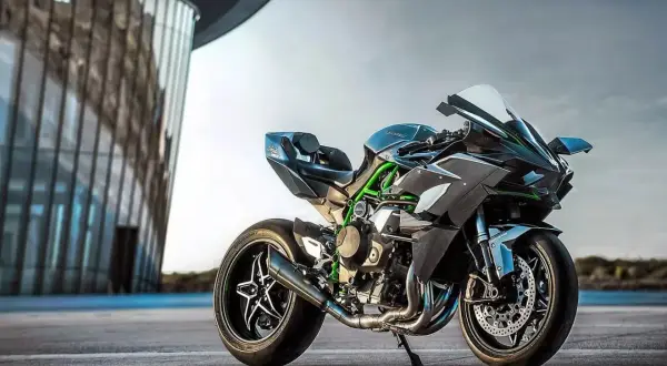 Kawasaki H2R, symbol mocy i ekstremalnego przyspieszenia 0-100. Czarny, sportowy motocykl z zielonymi akcentami, gotowy do szaleństwa.