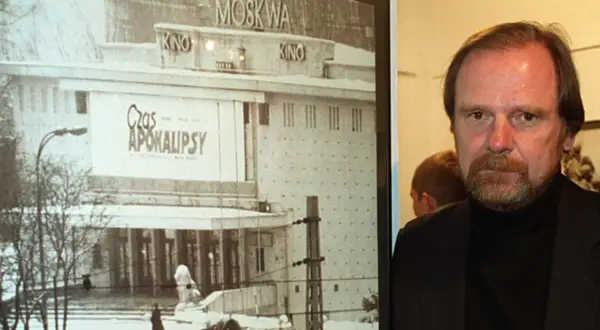 Chris Niedenthal obok plakatu "Czas Apokalipsy" z kinem Moskwa w tle.