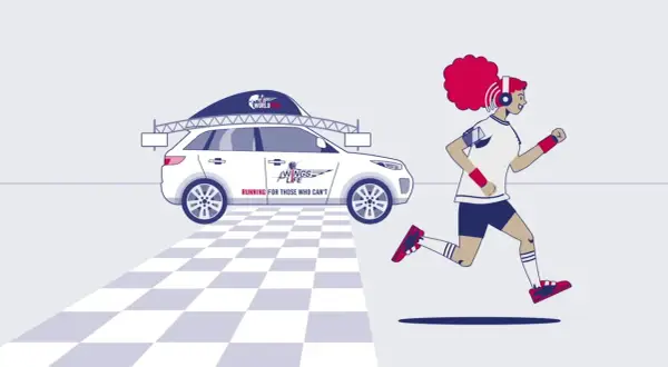 Biegaczka w słuchawkach biegnie obok samochodu z logo Wings for Life. To bieg dla tych, którzy nie mogą, w ramach Wings for Life 2026.
