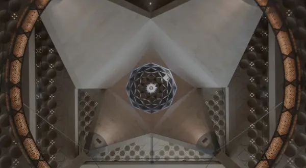 Wnętrze muzeum sztuki islamskiej z geometryczną kopułą i ozdobnymi łukami.