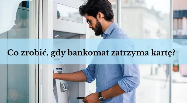 Mężczyzna z kartą w ręku przy bankomacie, zastanawia się, co zrobić, gdy bankomat zatrzyma kartę.