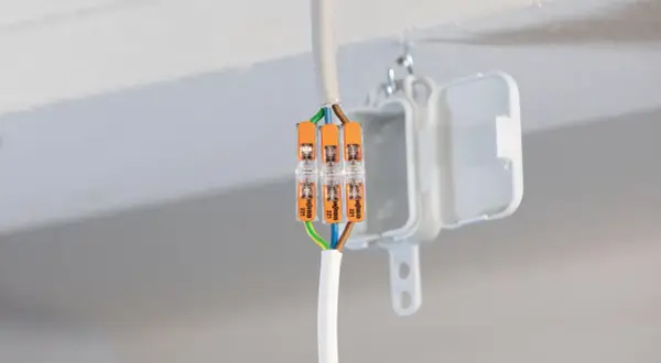 Złączki Wago jak stosować: szybkie i bezpieczne połączenie przewodów elektrycznych w puszce.