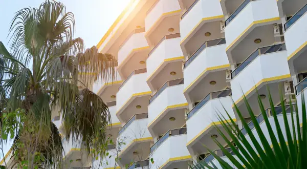 Jak liczyć noclegi? Doba hotelowa, opłaty i triki, by nie przepłacać