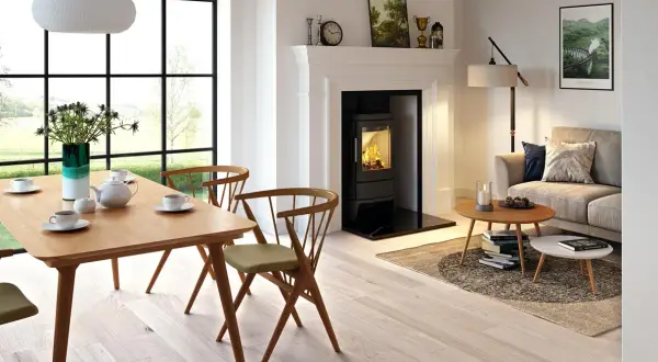 Gemütliches Wohnzimmer mit Esstisch, Sofa und einem modernen, offenen Kamin alt, der Wärme ausstrahlt.