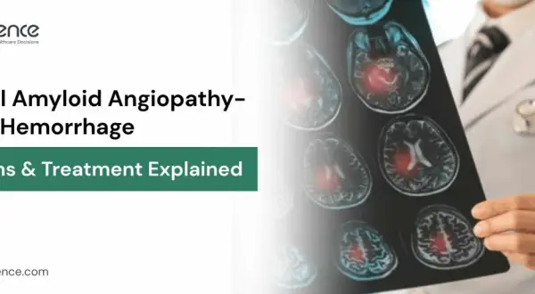 Arzt hält MRT-Aufnahmen, die Hirnblutungen bei CAA (Cerebral Amyloid Angiopathy) zeigen. Informationen zu Symptomen und Behandlung.