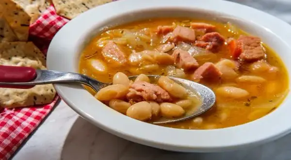 Zupa fasolowa: Przepis krok po kroku zawsze miękka i pyszna!