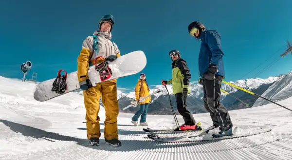 Grupa narciarzy i snowboardzistów na stoku, idealne miejsce, gdzie na narty za granicę.