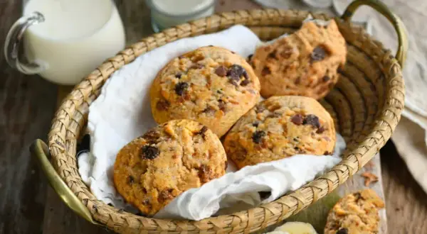 Biscuits aux bananes trop mures dans un panier. Une idée gourmande pour utiliser vos bananes.