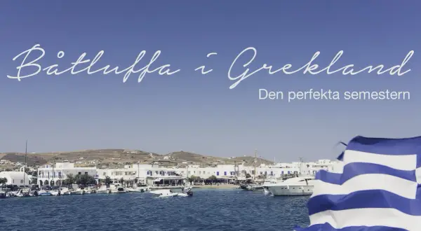Båtluffa i Grekland: en idyllisk hamn med vita hus, båtar och en grekisk flagga i förgrunden. Den perfekta semestern väntar!