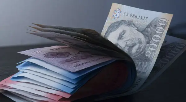 Stos banknotów, w tym 20 000 forintów, pokazuje, jaka waluta na Węgrzech jest w obiegu.