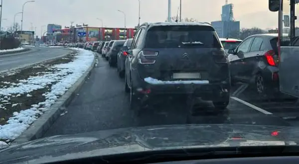 Korek na Wisłokostradzie w Rzeszowie. Długi sznur samochodów w zimowy dzień.