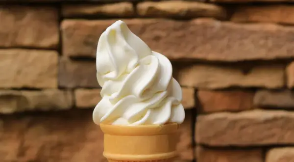 Cremiges Eis wie Sahne im Waffelhörnchen, perfekt für ein einfaches Eis wie Sahne Rezept.